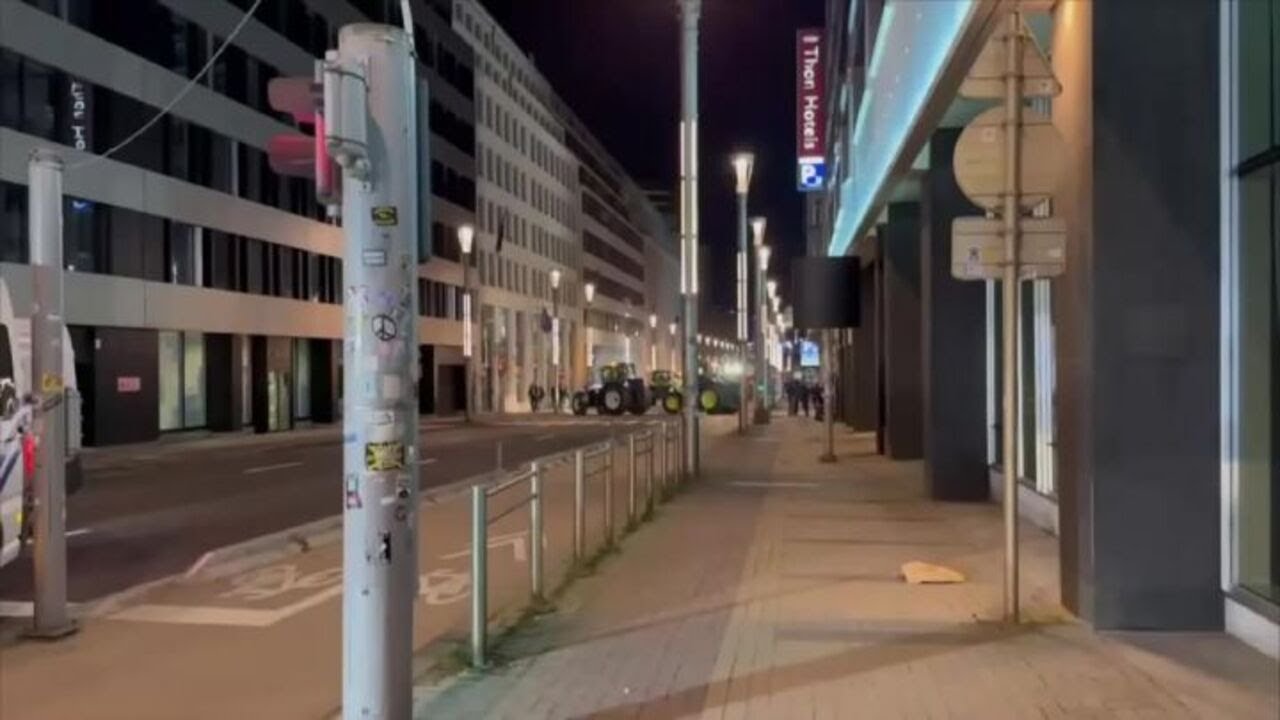 Gli agricoltori protestano con i trattori a Bruxelles al Consiglio Ue contro Mercosur e nuova Pac