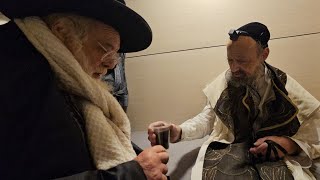 🎥 צפו: פגישת האדמו"ר מתולדות אהרן  שליט"א עם הצדיק הרב דב קוק שליט"א - כ"ה טבת תשפ"ו