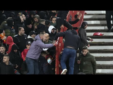 INCIDENTI: Navijačima Crne Gore u Beogradu pala zastava, policija im kasnije vratila!