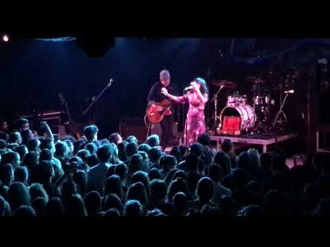 Videoclip de En el Tiempo Equivocado (En Directo) — Amaral