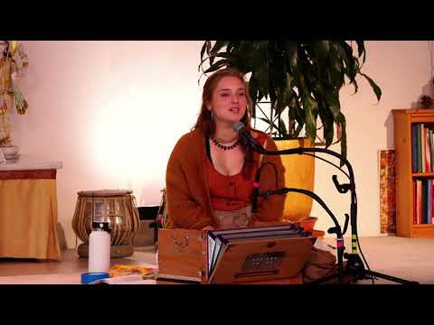 Yoga "Herzensweg" mit Radha Prema - Yoga Vidya Mittelstufe Live - 16:15 Uhr  28.10.2021