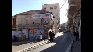 "עוד ישבו ... ברחובות ירושלים ... ורחובות העיר מלאו ילדים וילדות ..." עם כתוביות