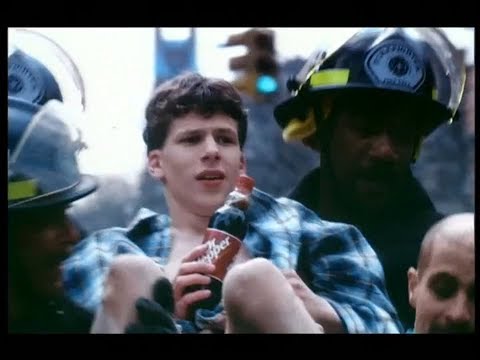 下着1枚で担架、ローカルニュースに生中継 / DR PEPPER「EMERGENCY」