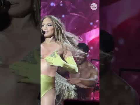 JLo skirt falls off on stage in wardrobe malfunction
