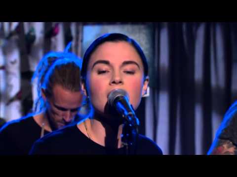 Vanessa Falk sjunger låten "Hurt" - Malou Efter tio (TV4)