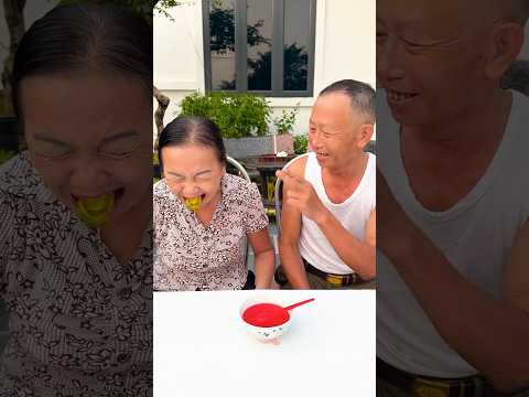 Hai Ông Bà chia sẻ đồ ăn vui nhộn 🍩😂#shorts