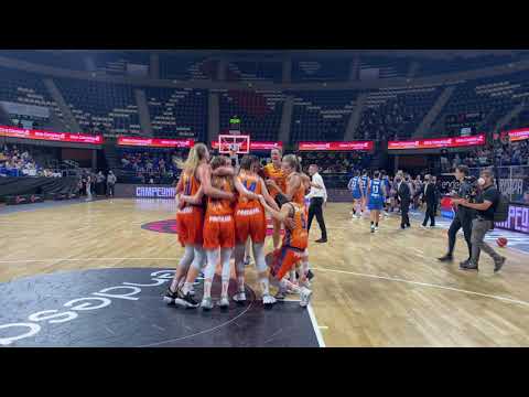 Celebración en pista Final Supercopa LF Endesa Valencia Basket 81 - Perfumerías Avenida 63