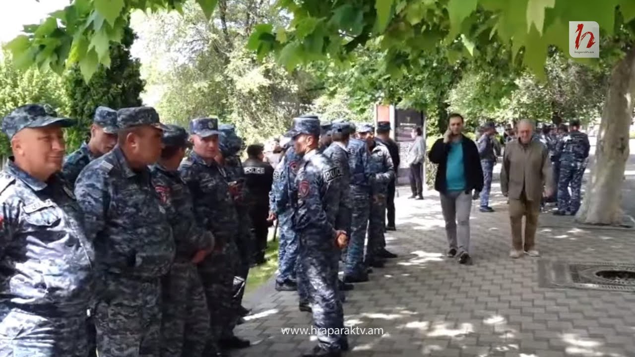 #Ուղիղ. Բագրատ Սրբազանը համակիրների հետ հավաքվում է Օպերայի մոտ. ոստիկանությունը զորք է կուտակել