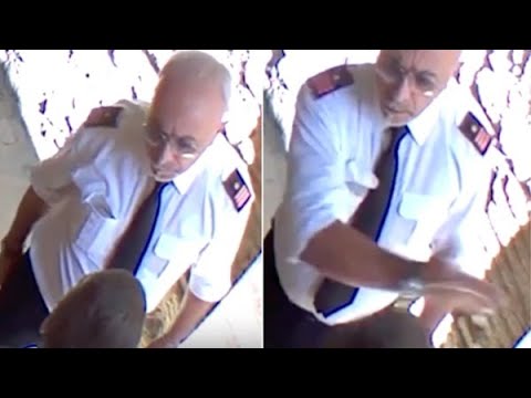"Stronzo a chi?", il maresciallo schiaffeggia il ragazzo e gli fa volare gli occhiali: il video