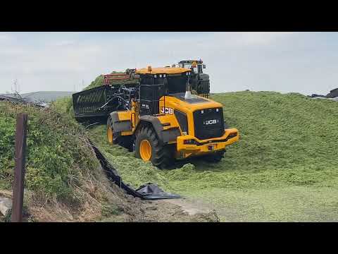 Michael Woods JCB 435s pushing 16 tonne loads