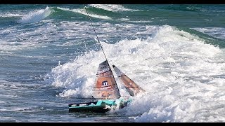 preview picture of video 'Extreme fun: Sailing in the breakers with a 3x1 model boat. But sails have to fit to the wind!'