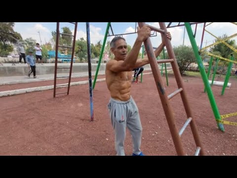 Maestro Roshi Gelas explicando que grupo muscular se trabaja  en cada tubo 💪🏼