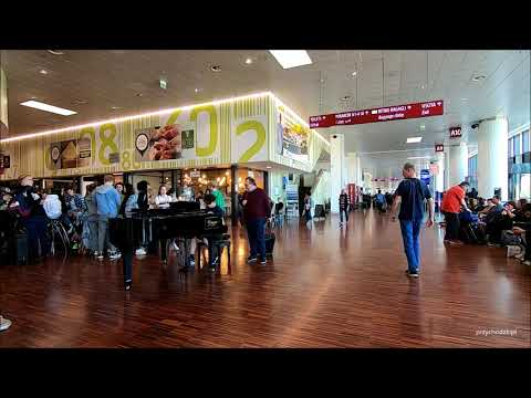 A. Kurylewicz "Polskie drogi" na lotnisku w Bergamo | Young Pole plays "Polish Roads" at the airport
