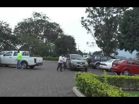 MACAS: CIUDADANO SORPRENDE A NOTARIOS Y LOS AMENAZA CON INVESTIGARLOS