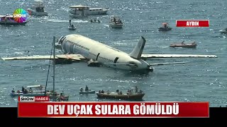 Dev uçak sulara gömüldü!