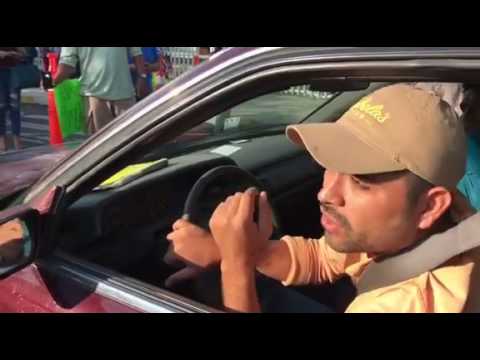 Construction worker confronts teachers for blocking main avenue in Colima