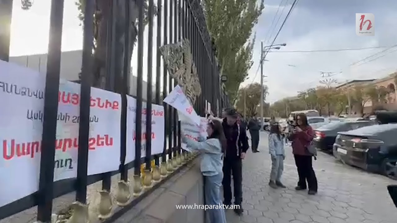 Օկուպացված տարածքների անուններով պաստառները տեղադրվեցին ԱԺ դարպասների վրա