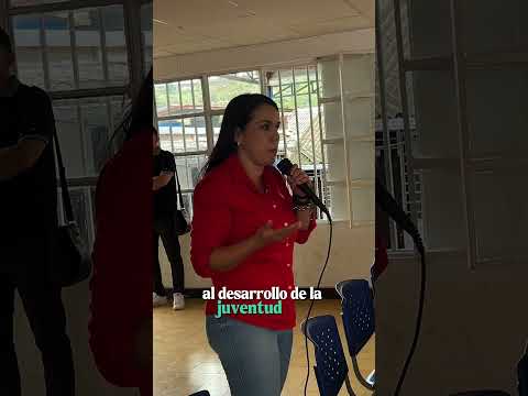 Jóvenes y alcaldesa municipal realizan mesa de trabajo.