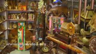 Wooden handicraft shops in Lakkar Bazaar