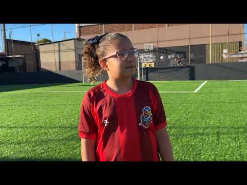 Menina de 8 anos conquista espaço no gol e sonha em seguir carreira no futebol