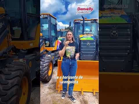 Prefeita Danielly Trabulsi celebra conquista de retroescavadeira para São Roberto-Ma.