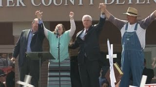 Anti-Gay Bully Kim Davis Throws Post-Prison Pity Party