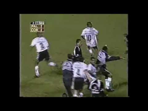 Edilson Capetinha fazendo embaixadinha ao som de Naruto Battle Theme 1080p.mp4