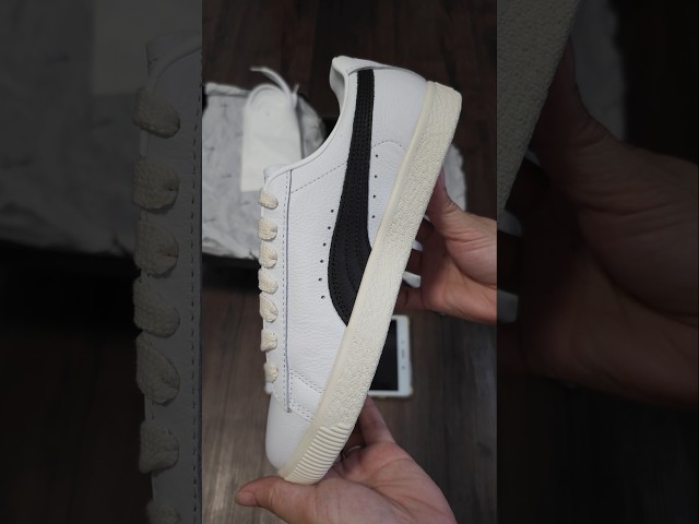Vídeo relacionado con PUMA Hombre Zapatillas Clyde Varsity, White/Black, 44 EU