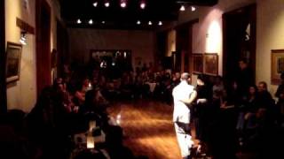 Florencia Labiano - Ariel Manzanares en la Milonga Malena - Mexico bailan "el huracan"