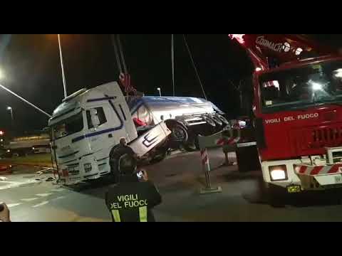 Monza, camion cisterna carico di azoto ribaltato