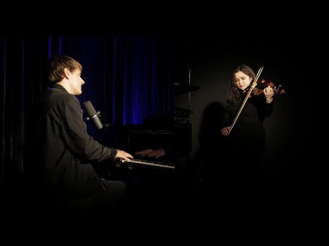 Alex Veth feat. Irina Kalinowska performen "Sein" für BalkonBeats außer Haus im TAK