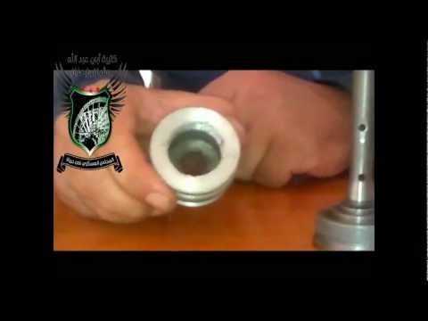 أحد مقاتلي كتيبة أبي عبد الله عثمان بن عفان يقدم شرح لأجزاء كاتم الصوت الذي يستخدم على بندقية كلاشينكوف