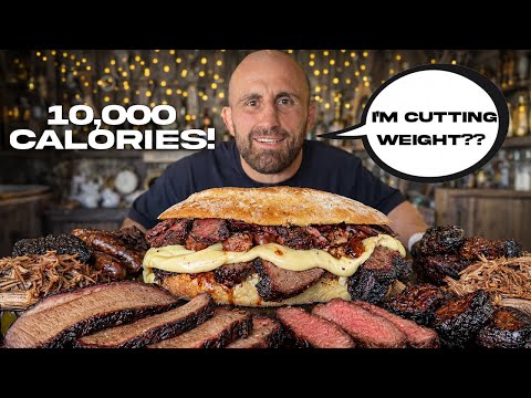 Riesiges Sandwich mit geräuchertem Fleisch während des Gewichtmachens für meinen Titelkampf