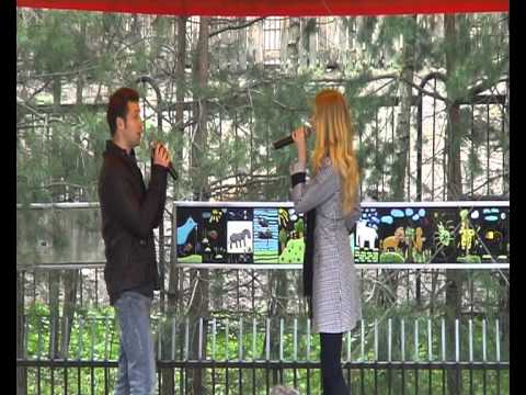 Zoo sode Martynas Beinaris ir Lina Jurevičiūtė atlieka Wide Awake (sezono atidarymas).avi