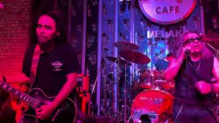 Download lagu Barbarik @ Hard Rock Cafe Melaka-On My Side/Julang Timur Tengah mp3 Download lagu Barbarik @ Hard Rock Cafe Melaka-On My Side/Julang Timur Tengah mp3