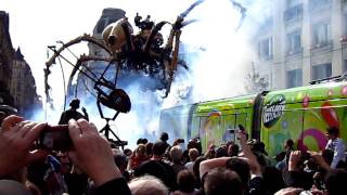 preview picture of video 'Jour de l'inauguration du TRAM -Kumo L'araignée Géante-Reims-16 avril 2011'