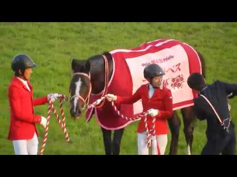エリザベス女王杯2018/リスグラシューとモレイラ騎手の口取り式　リスグラシューが矢作調教師の帽子を飛ばす…(2018.11.11)