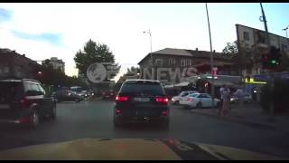 Dalin nga makina dhe qëllojnë, këto janë pamjet e atentatit mafioz në Tiranë (VIDEO)