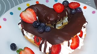 #Shorts אקלר קצפת ותותיםע Delicious whipped cream and strawberry eclair  מטבח בקלי קלות ליהי קרויץ (ליהי קרויץ - מטבח בקלי קלות) - התמונה מוצגת ישירות מתוך אתר האינטרנט יוטיוב. זכויות היוצרים בתמונה שייכות ליוצרה. קישור קרדיט למקור התוכן נמצא בתוך דף הסרטון