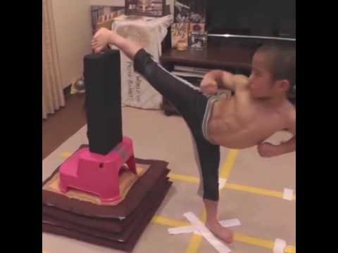 Cậu bé 6 tuổi biểu diễn kungfu như huyền thoại Lý Tiểu Long