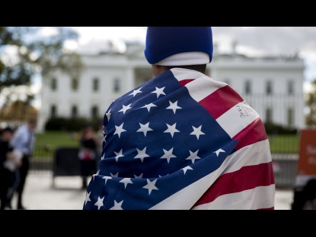 Vídeo relacionado con La bandera de Estados Unidos pertenece a un jefe adjunto de rango de bombero Camiseta