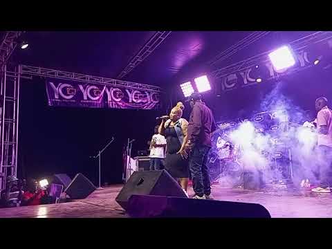 Jackie kizito ne Disan kasasa bakyekoze ku stage