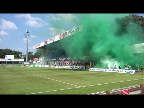 Pyro bij opkomst Lommel SK vs Royal Knokke