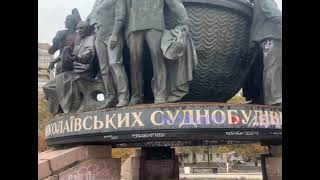 В центре Николаева вандалы разрисовали памятник корабелам и флотоводцам (видео)