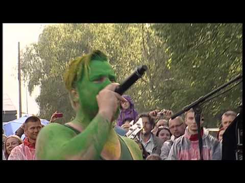 Winny Puhh esitas publiku keskel laulu "Peegelpõrand"