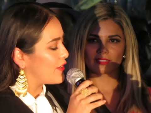 MIRIAM SOLIS PORTADORA DE RECONOCIMIENTO PARA CHUCHO LOPEZ POR 50 AÑOS