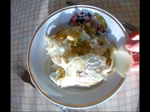 Яичница с луком и маринованными кабачками