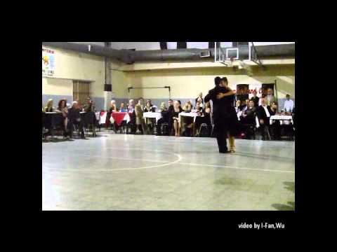  Roxana Suarez  and  Sebastian Achaval  are  dancing  to  the  milonga  "  La Espuela  "