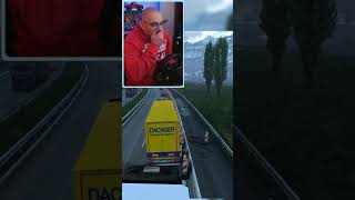 Mario me balance une carapace rouge sur la route #Shorts