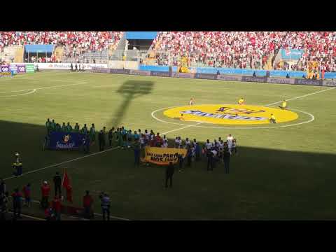 "Gran recibimiento de ultra fiel al olimpia que ganamos la 31" Barra: La Ultra Fiel • Club: Club Deportivo Olimpia • País: Honduras